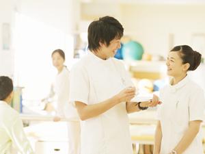 ガミースマイル治療は審美歯科で受けよう